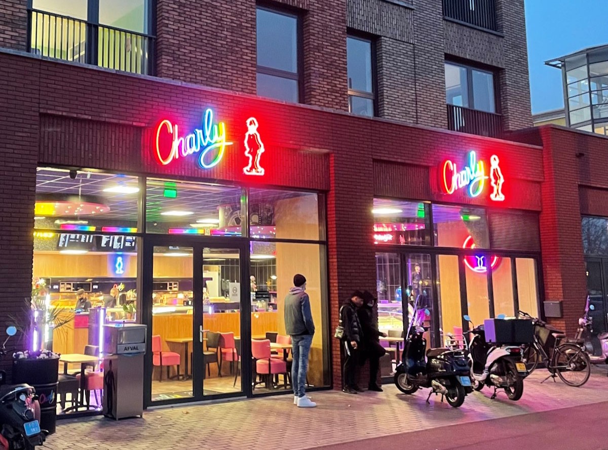 Charly Neon gevelreclame Apeldoorn